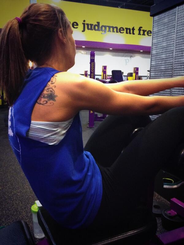 GettingProgress's tweet image. #wcw #WomanCrushEveryday @FitGymGirl #shoulders look at that hottie #planetfitness because we don't judge