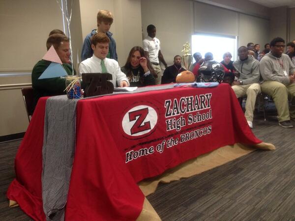 Coach_JLVenus's tweet photo. Congrats to my cousin @run_FO_rrestrun on signing his LOI to @thedartmouth #GoBigGreen http://t.co/CFR6nykfZ0