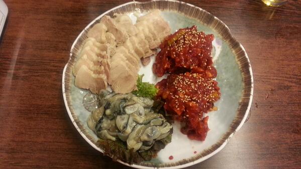 xoxominzi's tweet photo. 보쌈야식은 언제나 옳다! http://t.co/KEUld3cAQY