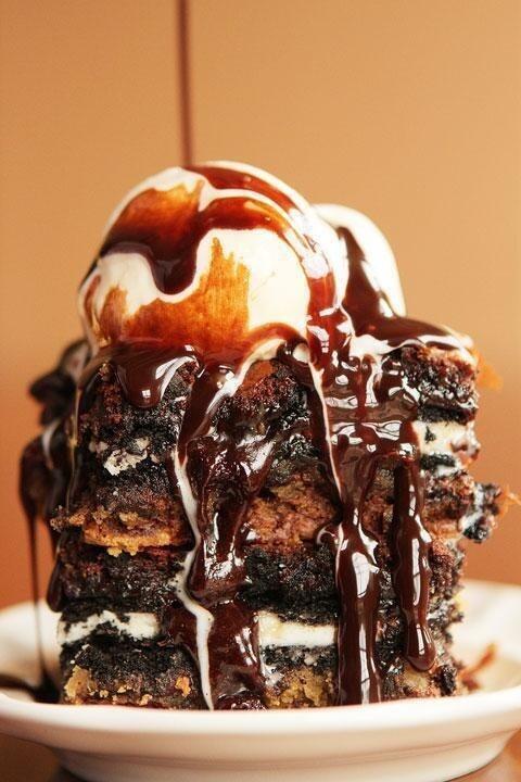 _Paisajes_'s tweet photo. Brownie con helado y chocolate Oreo fundido !!!!!! http://t.co/ND7DqBJe7f