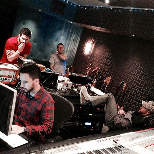 MetalHammer's tweet photo. Linkin Park are back in the studio and the new album is coming "this summer"! http://t.co/70lC2tSjGZ http://t.co/XlKdiTDOJq