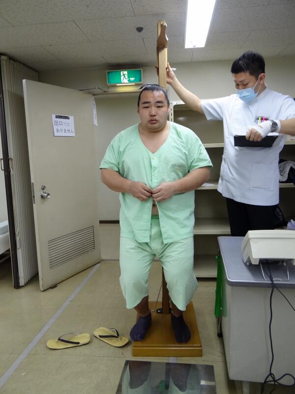 日本相撲協会公式 A Twitter 健康診断 身長測定にあたり 一度しゃがんで背を低くする鶴竜 Sumo Http T Co Snbkypm2rz