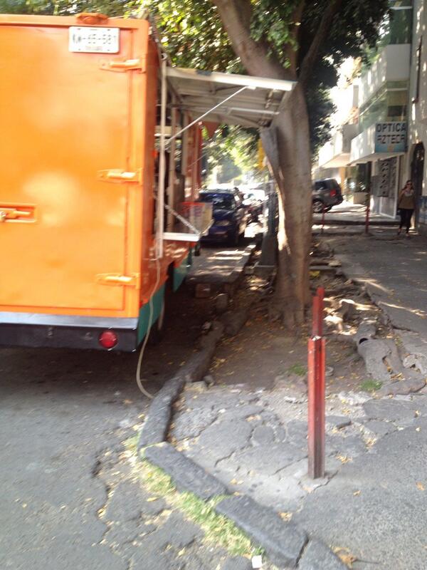 reginacsb's tweet photo. @E_CuauhtemocMX camión de comida ambulante estacionado en el área de NO estacionarse. A qué hora lo van a quitar? http://t.co/8fGE14MXuA