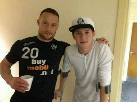 arniechillin's tweet image. im really glad that his crutches don't stand in his way