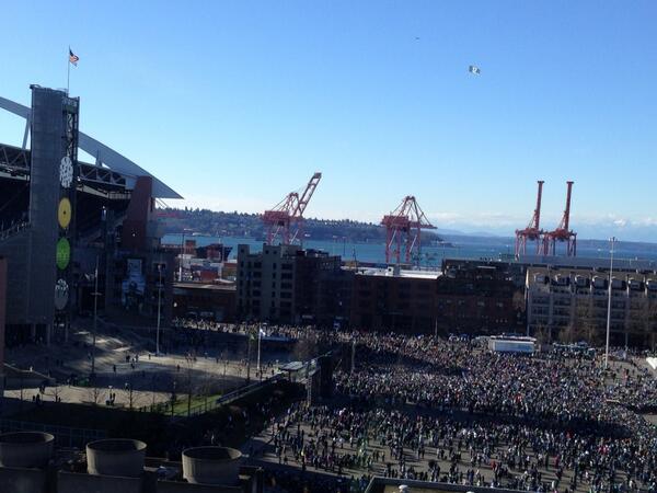 JenCCole's tweet photo. #seahawksparade sea of people waiting for team to arrive home http://t.co/K2xPABDdgk