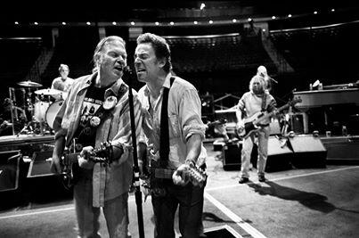 RockPics's tweet photo. Bruce Springsteen y Neil Young. http://t.co/Z741H1plIr