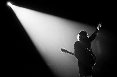 RockPics's tweet photo. Angus Young (AC/DC). http://t.co/XNxxIGGtJ2