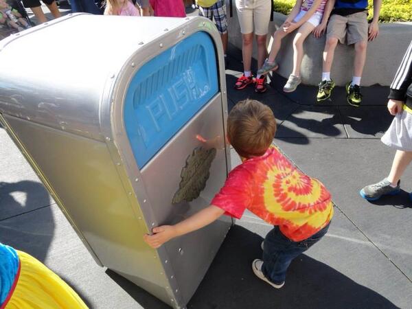 CGBoo's tweet image. #savePUSH you can hug characters at most theme parks, but only @WaltDisneyWorld has a huggable, loveable trash can!