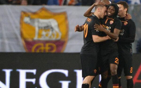 Gervinho fête son premier but avec ses partenaires