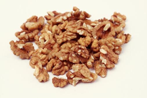 SharecareInc's tweet photo. Vitamin C and Omega-3 fatty acids help relieve anxiety and can be found in foods in your kitchen like walnuts. #SCTip http://t.co/OJcjR0Cgke