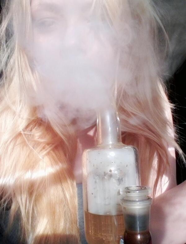 GanjaSweets's tweet photo. Had to go back for seconds with this hit, can't clear a bong like them youngsters anymore lol #honesty http://t.co/iXKNjLHhHk