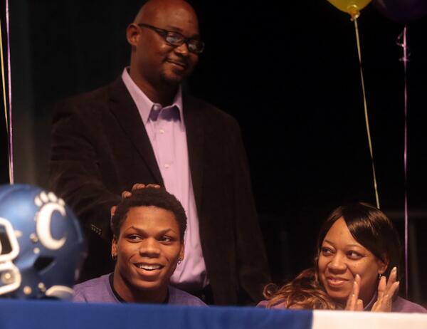 lcdonline's tweet photo. Eight Conway players commit on National Signing Day http://t.co/0Z72yb8gY2 #thecabin #lcdfb http://t.co/GE5rD98Y4Z