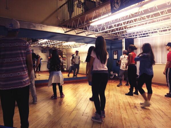 LEUDYvalentin's tweet photo. Comenzó nuestro taller de «Funk» con David Avilés en nuestro estudio @MakingtheArts http://t.co/jnxB9LHS8R