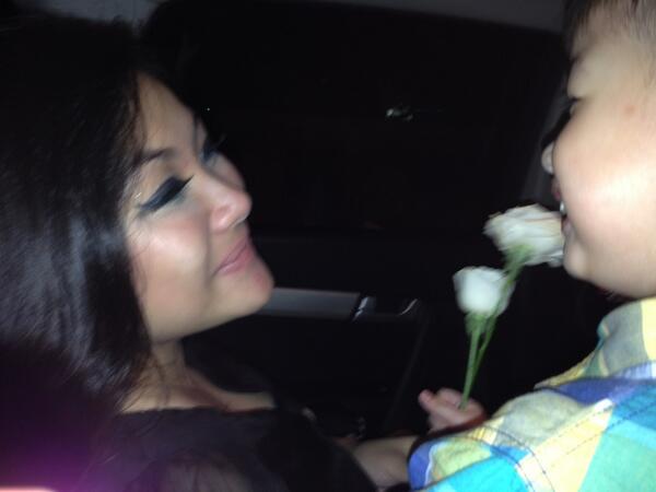 trifosafitri's tweet photo. @momnjospa. Sweet flower, for the sweetest mom. #MNJmoney #myvalentine http://t.co/weo8mN2IZG