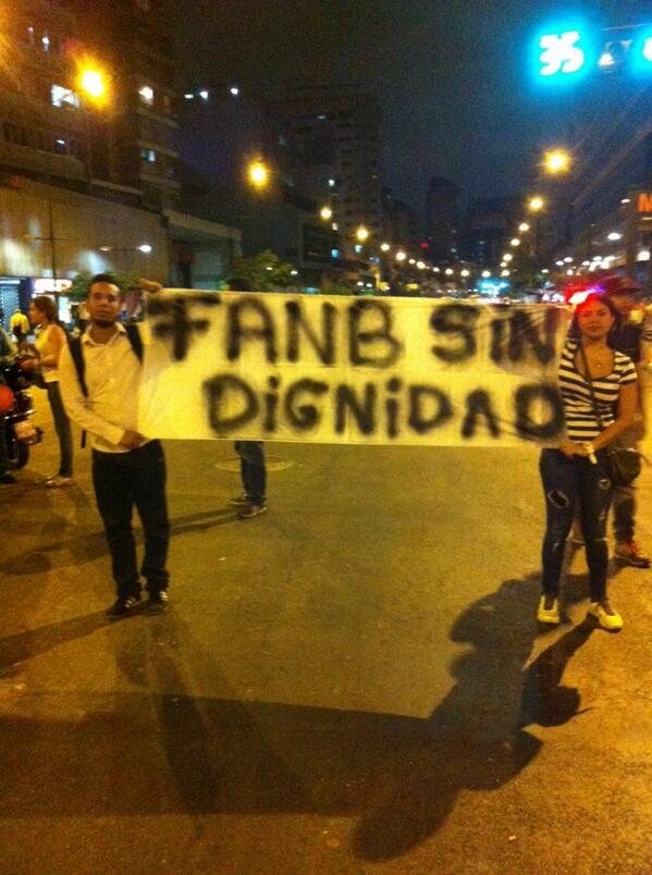 plomoparejo's tweet photo. @AdrixSerraa:se expresa nuestra juventud de la FANB en la Av, Francisco de Miranda. Chacao. Estudiantes ! #art350Ya http://t.co/Bms0aDjsC9