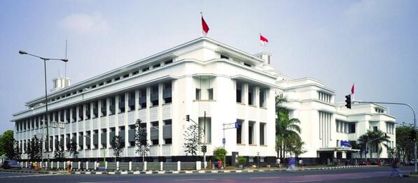 Pernah menjelajahi Kota Tua Jakarta? Anda harus masuk ke museum tertua di sana, Museum Bank Mandiri!