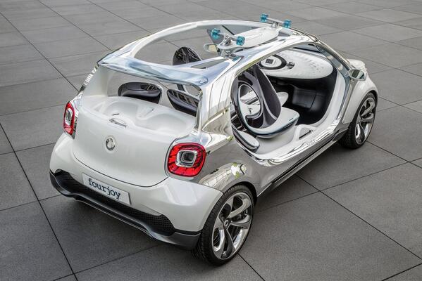 Cavallivapore's tweet photo. E quando parcheggi prendi lo #skate e via... @smart_Italia #fourjoy nata per la #citta oggi la toccheremo con mano! http://t.co/MkRsCwhUGU