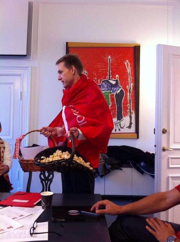 LoneLoklindt's tweet image. Thulesen Dahl kommer iført Liverpool trøje med gavekort og flæskesvær #danmarksindsamlingen