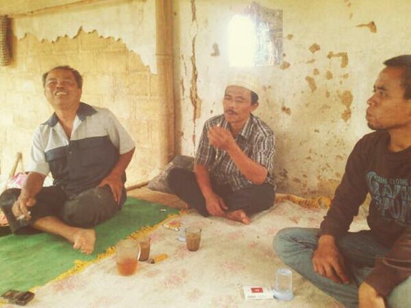 AlmanfaluthiH's tweet photo. Silaturrahmi dengan masyarakat kampung Cibaregbeg. Alhamdulillah... http://t.co/TNXq6IY3pO