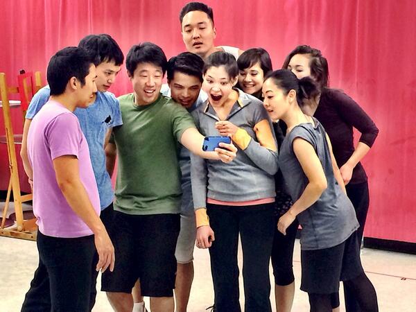 raymondjlee's tweet photo. We work really hard during rehearsal :)
#BehindThePainting #YouTubeVideoBreak http://t.co/pstk7kbEw9