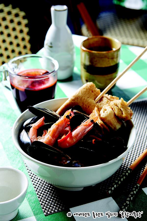 juyatw's tweet photo. "@withEverland: [찰떡궁합을 찾아라!] 겨울에 맛볼 수 있는, 에버랜드 홀랜드 빌리지 '홍합어묵탕'! 홍합어묵탕과 찰떡궁합 메뉴는 뭐가 있을까요? 떡볶이? 소주? 순대? 사케? RT? http://t.co/M3fM2BflFW"