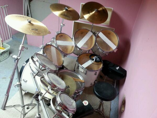 MKGraphics_Buck's tweet image. My baby. 24 years old and still awesome!
(Although this ex-bedroom needs repainted.)
1990 Ludwig Rocker Pro.