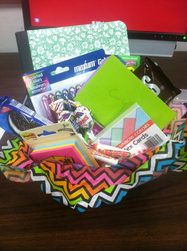 carlykedwards's tweet image. Thank you @UofSC_ONSO @TheMamaSuge @MerrillW for the sweet  #comps2014 care package! Yall are so thoughtful! ❤