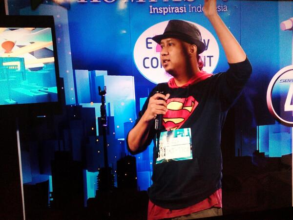 SUCI_kompastv's tweet photo. Sutradara Comic 8 juga ikutan #AUDISISUCI4 ! Seperti apa penampilannya? Malam ini jam 22.00 @KompasTV http://t.co/1Qe4Iuyuhp