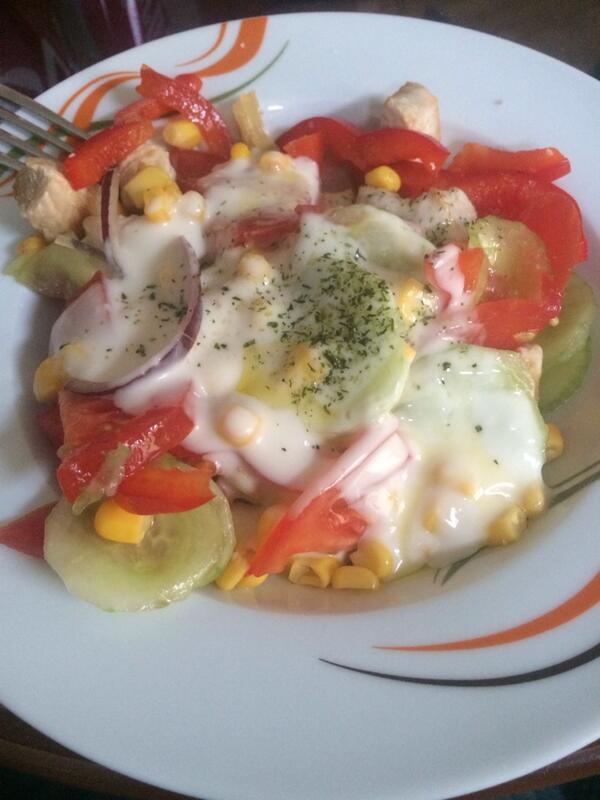 Erstmal richtig frühstücken. Salat mit putenbrust. Lecker