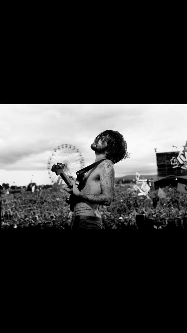 MusicInPicture's tweet image. Simon Neil -