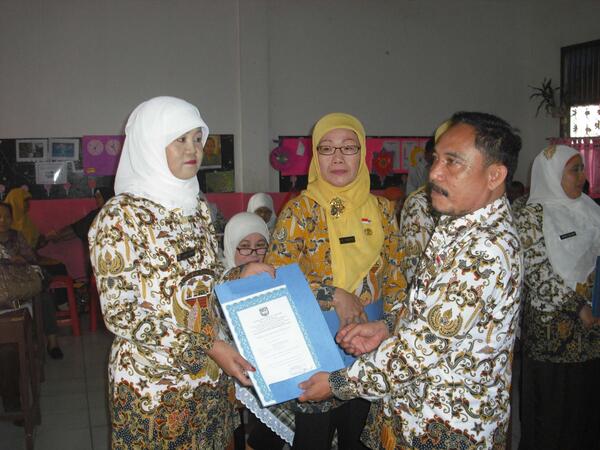 Go ahead.. RT <a href="/UseSupriadi/">use supriadi</a>:srah trima piagam penghargaan pelopor kebersihan dan prestasi pengelola managerial sekolah