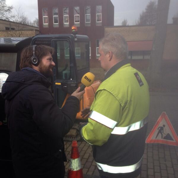 RICKPALM14's tweet photo. #Enexis -collega Arnoud Brouwer voor de microfoon van BNR bij de plaatsing vd 1e compacte laadpaal van NL in Tilburg! http://t.co/pgZYUklfOo