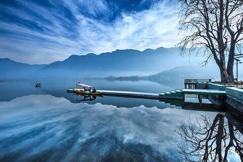 avenish_375's tweet photo. @LGIndiaTweets @atulkasbekar #ImmersiveIndia WAITING at the dal lake http://t.co/7baQRFs09c