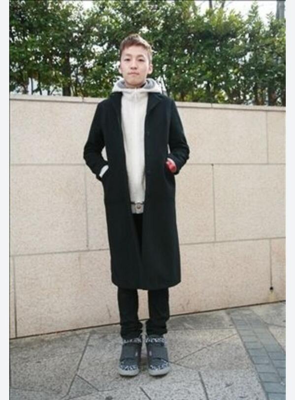 Uniqlo Guでお洒落な着こなし コート パーカー ユニクロ コーディネート 長めのシンプルな黒コートのインナーにユニクロのプルオーバーパーカーを重ねたスタイル タイトなシルエットと 首元のボリュームのバランスがいい感じです T Co