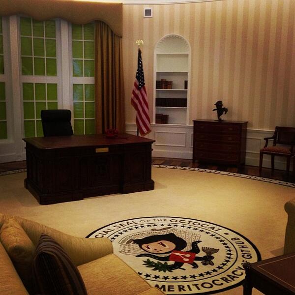 MarcosBL's tweet photo. Tu oficina puede ser molona. Pero nunca lo será tanto como la GitHub Oval Office http://t.co/loyX4O8z38