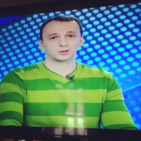 KristenThorne's tweet photo. “@JayOnrait: Love child of Sheldon from Big Bang Theory and Steve from Blues Clues on @russia2tv. #sochi2014 http://t.co/Iw9gbgAOzm” Spot On