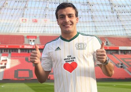 bayer04fussball's tweet photo. Das limitierte „Ein Herz für Kinder“-Charity-Trikot ist von nun an auch online erhältlich. Jetzt etwas Gutes tun! http://t.co/zQb3KIXwOL