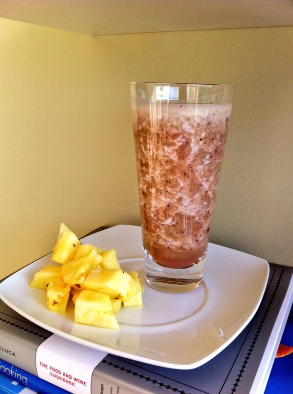 zanamente's tweet photo. Siguiendo con el agua de coco hoy ponle: mora azul, piña, apio y nopal, importante rehidratarnos en días de calor!!! http://t.co/CVMJSYjl4G