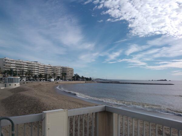Pierre_vacances's tweet photo. La #mer l'#hiver RT @Promenade83: Temps idéal pour une promenade en bord de mer à saint Raphaël ! 
#pierreetvacances http://t.co/LpUfrPo111