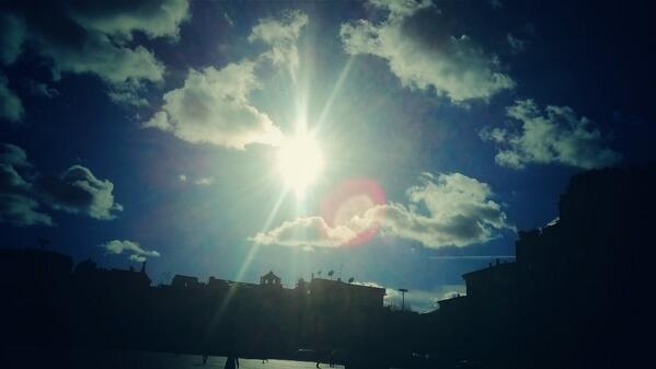ariannabertolo's tweet photo. C'e qualcosa di inaspettato tra le nuvole!!;) #sun#bologna#unibo#fuckyourain http://t.co/DPa6LwDceW