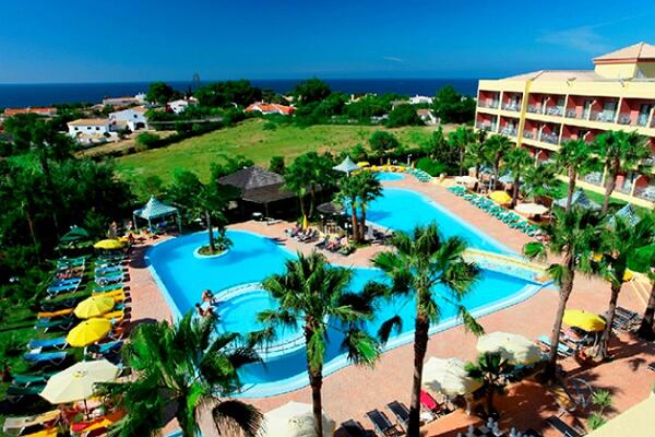 Viendo esta foto te podría parecer un resort del Caribe pero está aquí al lado, ¡en Portugal! viajes.groupon.es/33389306
