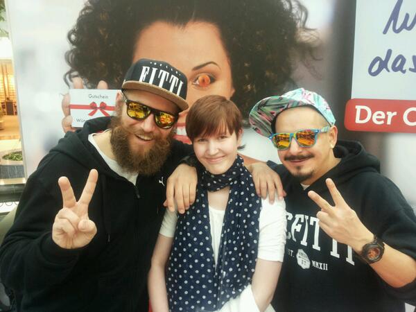 _Traumort_'s tweet image. Ignoriert wie ich da aussehe. Aber ich habe @mc_fitti &amp;amp; @Vokalmatador  getroffen!&amp;lt;3:D
#geilon #chiller #treffen #love