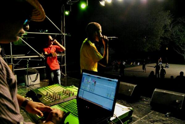 #EnVivo <a href="/TaparaSonora/">Tapara</a> Al Mic <a href="/keyver4F/">Keyver RealEscritura</a> #Rocha.. En Los Controles @luchomezclan2 (+Foto)