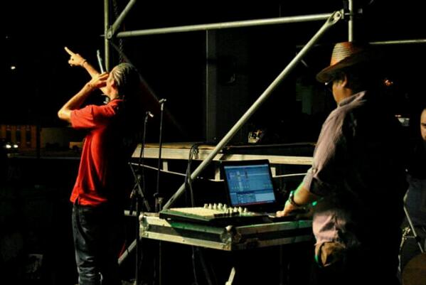 #EnVivo <a href="/TaparaSonora/">Tapara</a> Al Mic <a href="/keyver4F/">Keyver RealEscritura</a> .. En Los Controles @luchomezclan2 (+Foto)