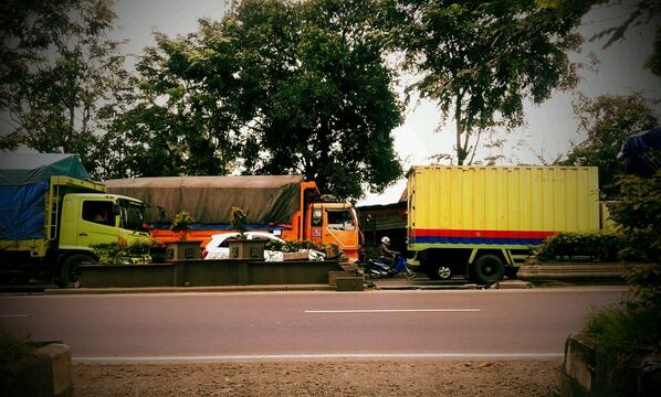 KIQOTH's tweet photo. @infokabkendal depan studio @997_CITRAFM arus Lalin nya stagnant ke arah barat,gak tau ada apaan min.. http://t.co/aDmDmNjJhe