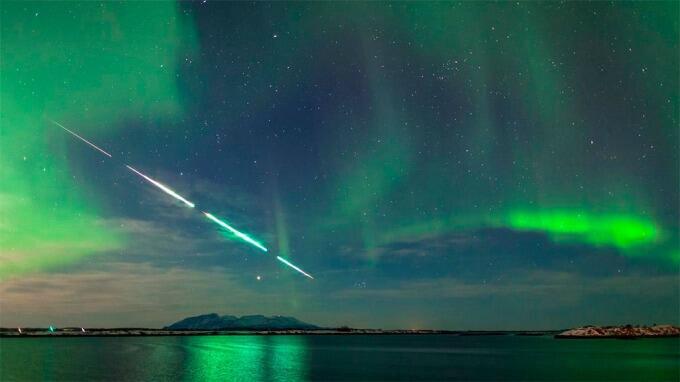 オーロラ画像bot En Twitter オーロラと流星 ノルウェー 流星群も虹色になってますね T Co Zvq7umiwaz