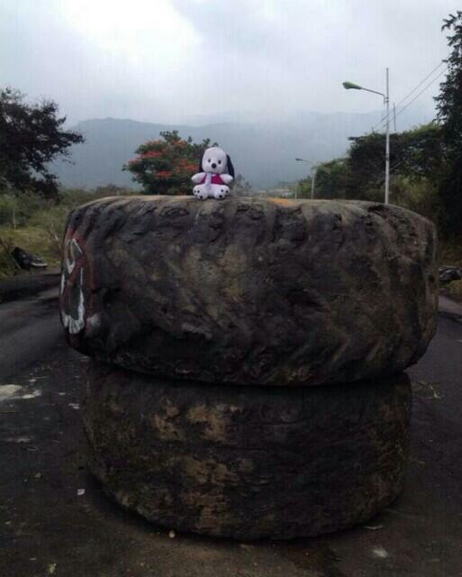 SandraCAlvarez's tweet photo. Esta es una de las barricadas en Táchira.  Cómo se burlan de la guardia esos gochos. http://t.co/VLU6i2x5wb
