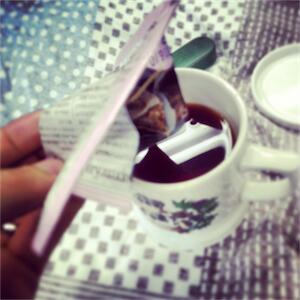 カレルチャペック紅茶店 おいしい紅茶の淹れ方 シュープリームキャンディのティーバッグは3分蒸らした後にティーバッグを軽く搾り入れるのがポイント パッケージに入れれば手を汚さずできます 熱いのでご注意を Http T Co 7scrm6vmhl