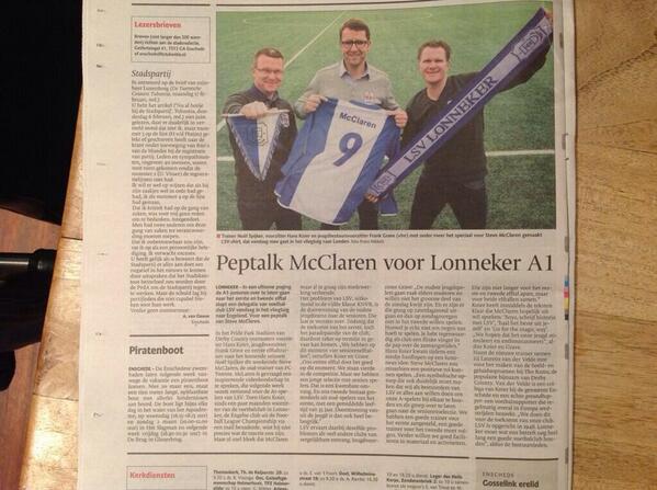 Peptalk McClaren voor jeugspelers LSV. Bestuur en trainer onderweg naar Engeland.