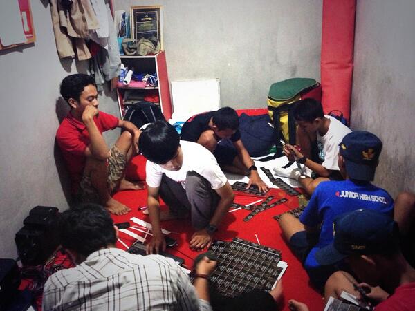 paprasi's tweet photo. Proses pengerjaan tiket "baaazzarrr accoustic night" at markas @DAGASCOUT_ http://t.co/byZfzydDx9